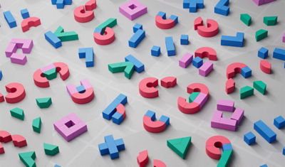 Mehrfarbige Magnetblöcke, die so angeordnet sind, dass sie verschiedenen Formen und Buchstaben ähneln.