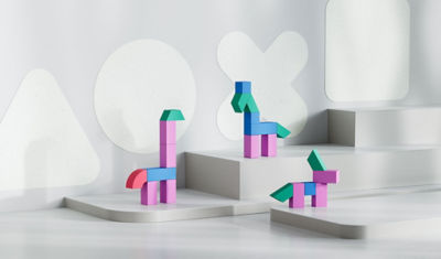 Bunte Magnetblöcke, die so angeordnet sind, dass sie drei Tiere darstellen.