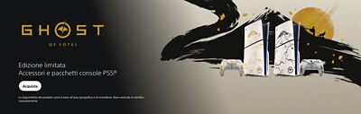 Due console PS5® in edizione limitata con i rispettivi controller wireless DualSense®, decorate con motivi dorati e neri di Ghost of Yōtei. Sullo sfondo una montagna stilizzata con un sole giallo e figure di samurai.