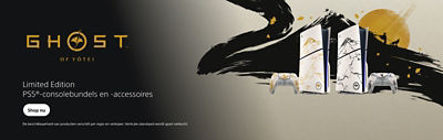 Twee PS5®-consoles in beperkte oplage met bijpassende DualSense® draadloze controllers, voorzien van goud- en zwartkleurige Ghost of Yōtei-ontwerpen. De achtergrond toont een gestileerde bergsilhouet, gele zon en samurai-figuren.