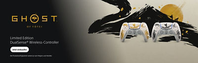 Zwei limitierte DualSense Wireless-Controller im Ghost of Yōtei-Design vor einer stilisierten japanischen Landschaft mit aufgehender Sonne und einem wandernden Samurai. Links steht der Schriftzug „Ghost of Yōtei“. Text: „Limited Edition DualSense® Wireless-Controller. Jetzt einkaufen. Die Produktverfügbarkeit variiert je nach Region und Händler.“