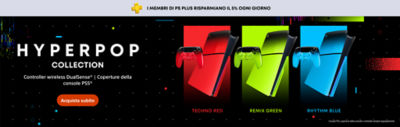 Un banner promozionale nero della HYPERPOP COLLECTION mostra coperture per console PS5® e controller wireless DualSense® nei colori TECHNO RED, REMIX GREEN e RHYTHM BLUE. A sinistra è visibile il testo “Controller wireless DualSense® | Coperture della console PS5®” con il pulsante “Acquista subito”. In alto compare il messaggio “I MEMBRI DI PS PLUS RISPARMIANO IL 5% OGNI GIORNO”.