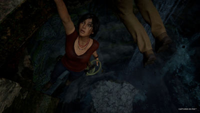 Uncharted - Chloe is aan het klimmen