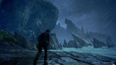 Uncharted - Nathan tijdens een storm in een rotsachtige omgeving bij de oceaan