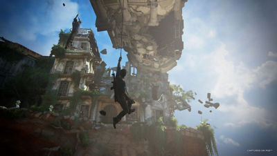 Uncharted - Nathan slingert aan een touw in een omgeving met vervallen gebouwen