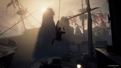 Uncharted - Nathan slingert aan een touw op een piratenschip