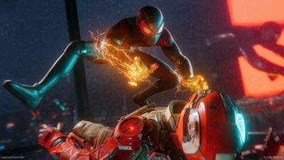 Человек-паук PS5: звезда Майлза Моралеса, Майлз Моралес, перепрыгивает через врага, готового использовать его ядовитую ударную атаку.